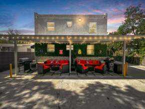Vacay Spot Wynwood Retreat 6 to 42 Guests 6 Kitchens Shower Massage jets, BBQ, Patio LED vibes, Prime LOC! 6 blocks away 4rm Bars, Nite Clubs, Res, Shops